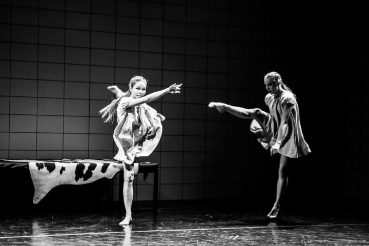Актрисы Александра Ефимова и Анастасия Трифонова на премьерном показе спектакля «История одной комнаты»