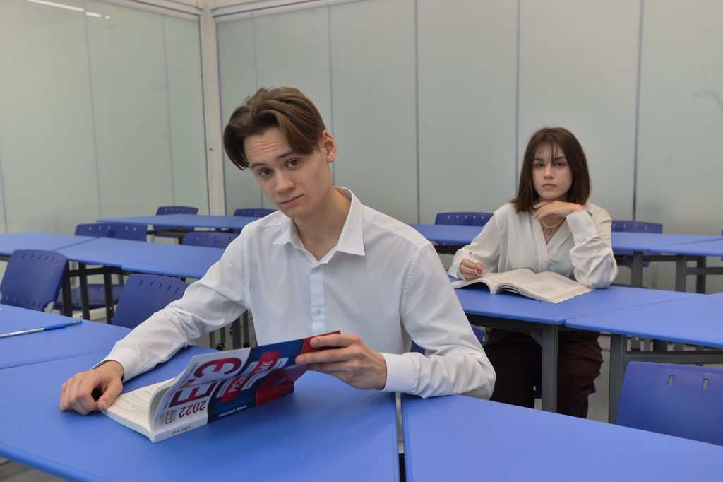 Ученик 11-го класса Максим Грабчук на подготовке к Единому государственному экзамену в школе № 2005
