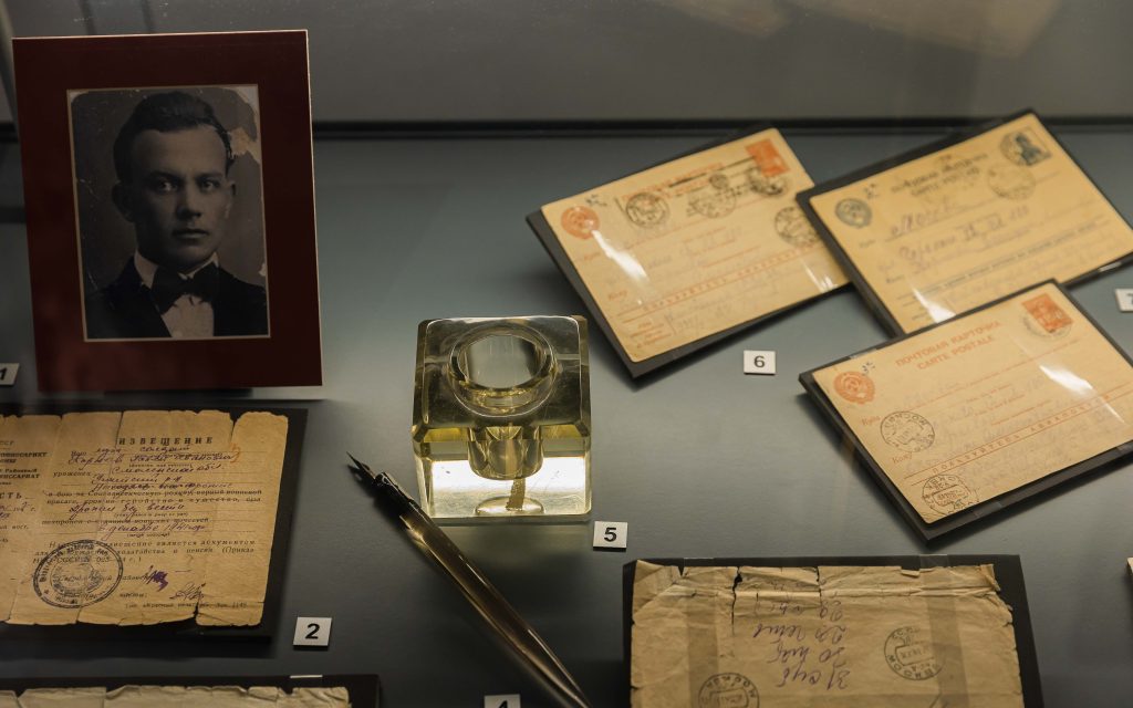 Подлинные документы и личные вещи солдат — экспонаты историко-документальной выставки «Писательская рота»