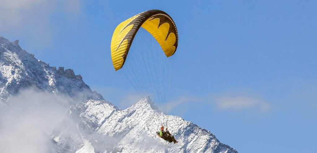 Полет на параплане над четвертым по высоте восьмитысячником мира — горой Лходзе (8516 метров) — горная система Гималаи, Республика Непал / SHUTTERSTOCK/Fotodom