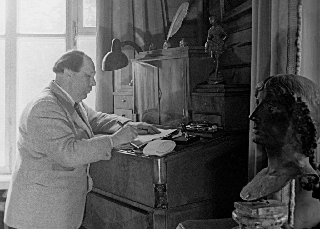Алексей Толстой в своем кабинете на даче в Барвихе. Фото 1941 года / Владимир Малышев / ТАСС