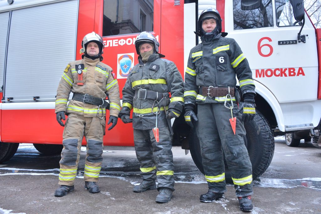 Кирилл Квачков, Андрей Киселев и Дорджи Эрендженов (слева направо) служат в пожарной части № 6. Чтобы успешно справляться с огнем, они должны регулярно тренироваться