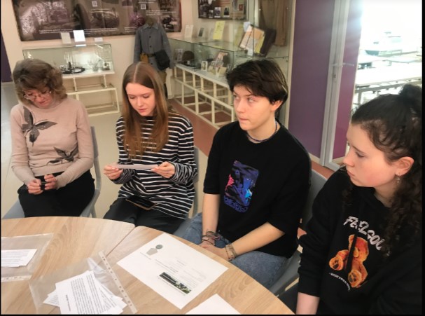 Глядят на нас фронтовики