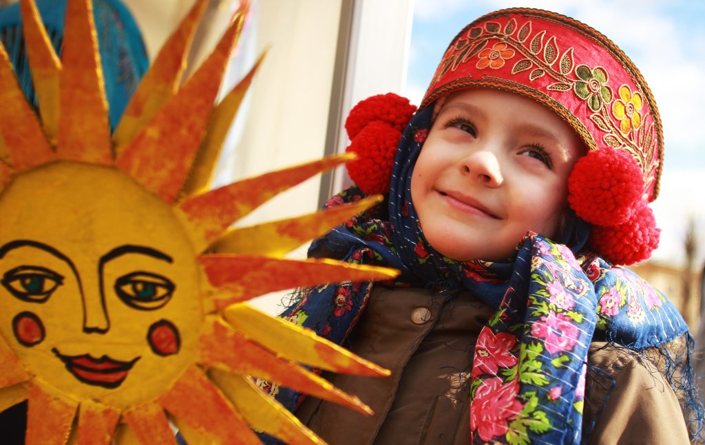 Юная москвичка Юля Гончарова на празднике «Широкая Масленица», который проходил в саду «Эрмитаж»