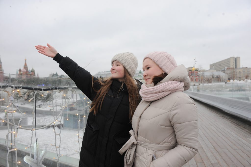 Наталья Иванова (слева) и Анастасия Исакова прошлись по главным достопримечательностям Москвы