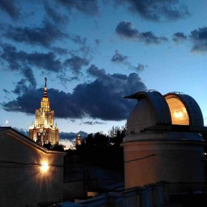 Небо столицы часто закрывают облака, поэтому постоянные наблюдения в обсерватории МГУ не ведутся