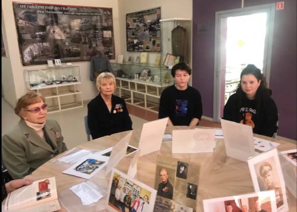 Глядят на нас фронтовики