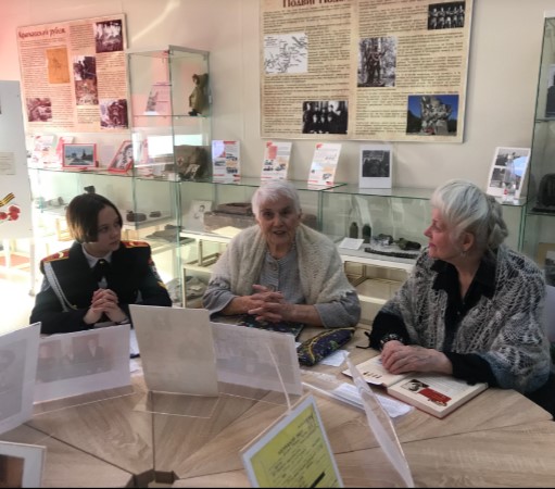 Глядят на нас фронтовики