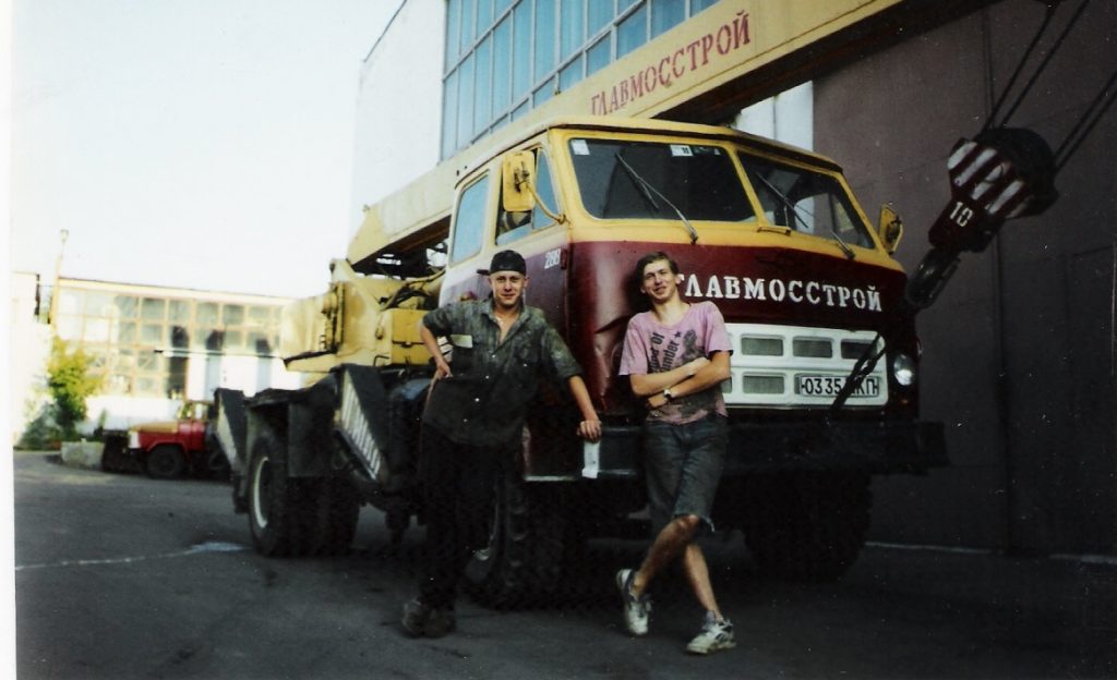 Автокрановщик Андрей Белугин (справа) рядом с первым краном, на котором ему пришлось работать. Фото 1996 года / Личный архив