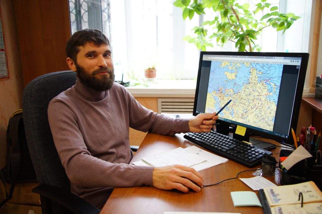 Начальник отдела наблюдательной сети Николай Николаев анализирует данные, полученные от метеостанций