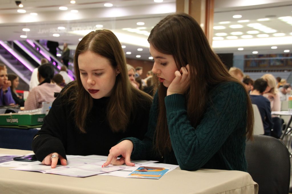 Ученицы 11-го класса Дарья Вавилова (справа) и Дарья Черткова изучают программы вузов, выбирая для себя подходящие специальности