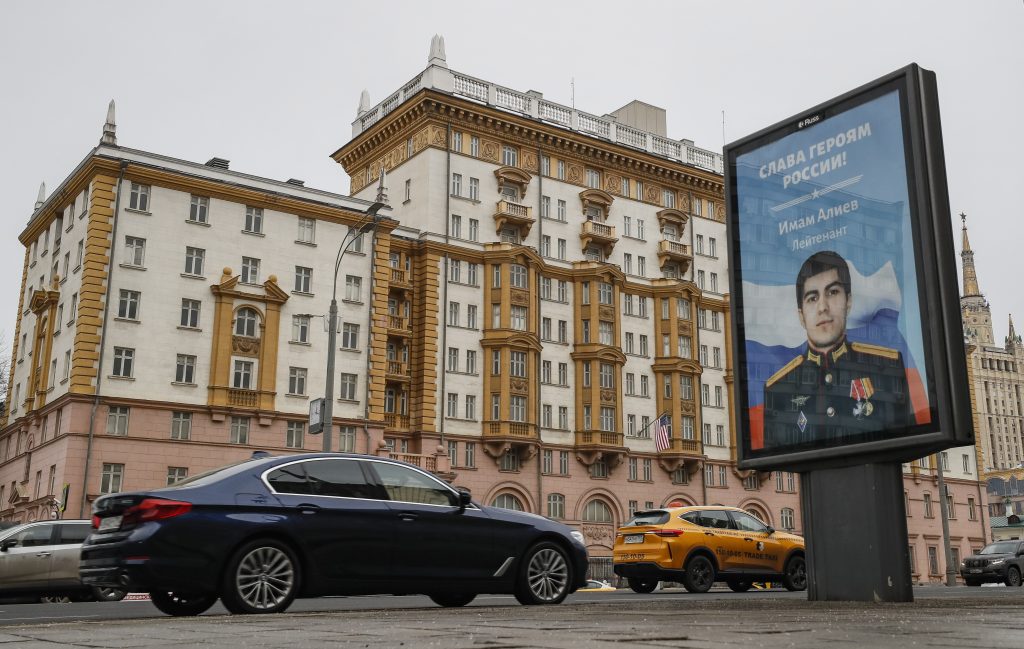 Портреты современных героев, солдат, участвующих в спецоперации, можно увидеть на улицах Москвы и других городов России / YURI KOCHETKOV / EPA / TASS