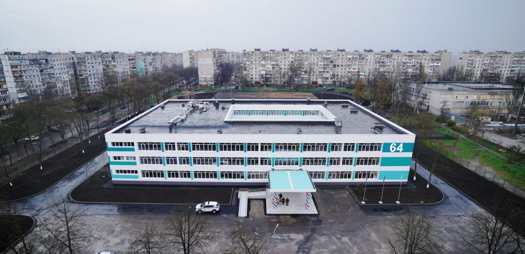 Школу № 64 в городе Мариуполе московские строители отремонтировали меньше чем за полгода / Александр Сухов / РИА Новости