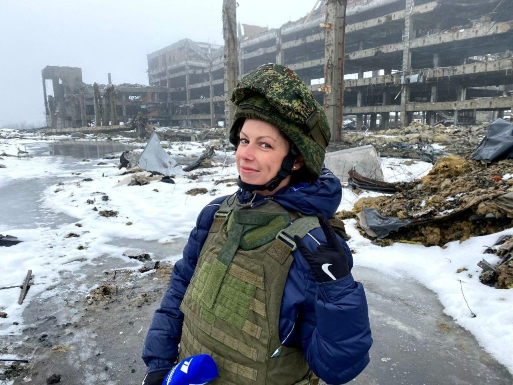 Военный корреспондент Ирина Куксенкова во время записи одного из репортажей в Донецком аэропорту / из личного архива