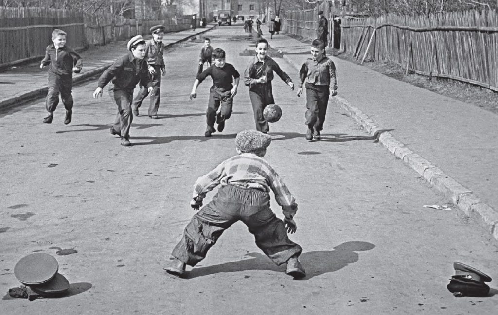 Советские дети все свободное время проводили во дворе. Они играли в футбол, казаков-разбойников, вышибалы и другие игры, которых тогда было множество. Фото 1959 года / Фото: Валерий Кругликов / РИА Новости