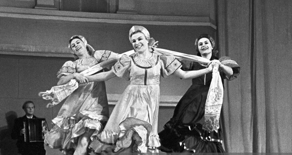 Государственный хореографический ансамбль «Березка» исполняет танец «Тройка». Фото 1956 года / А. Воротынский / РИА Новости