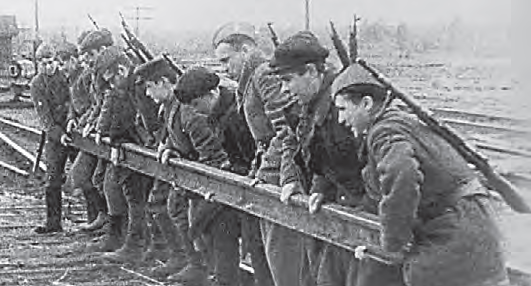Осень 1943 года. Партизаны разбирают железнодорожное полотно близ станции Орша в Белоруссии. Фото: ТАСС