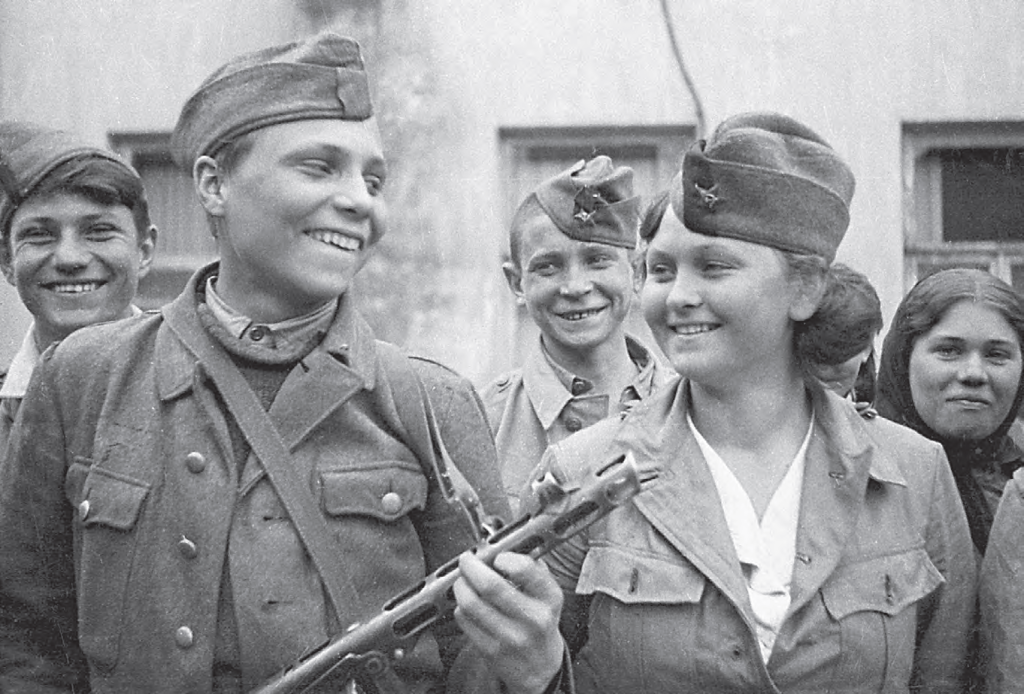 Молодые крымские партизаны в Севастополе. Накануне, 9 мая, советские войска освободили город