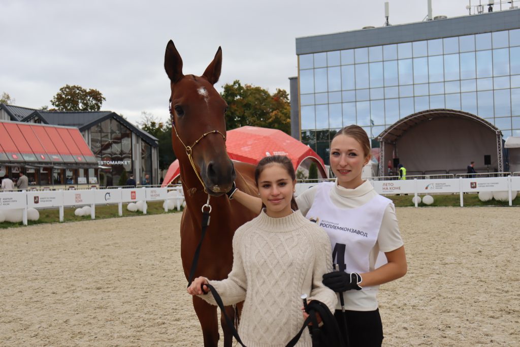 Ветеринар Полин Клеман (справа) с ассистентом Алис считают, что и во Франции знают толк в лошадях