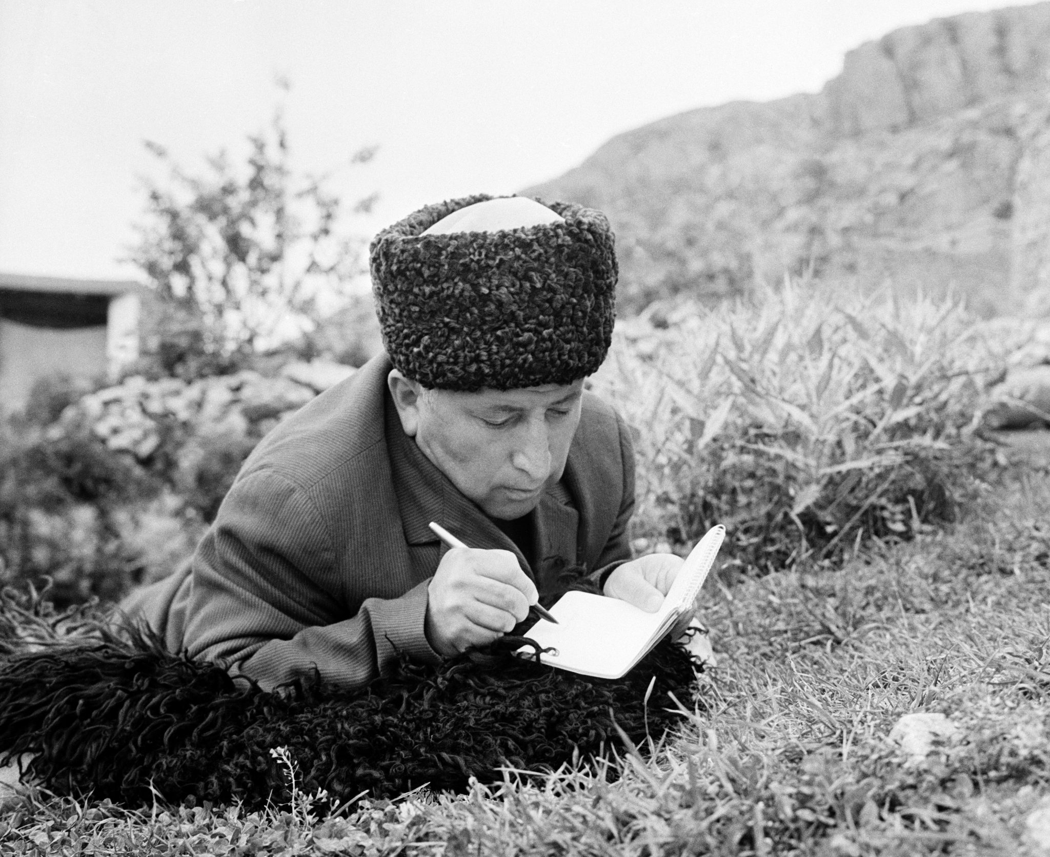 9 апреля 1965 г. Лауреат Сталинской и Ленинской премии, советский поэт Расул Гамзатович Гамзатов