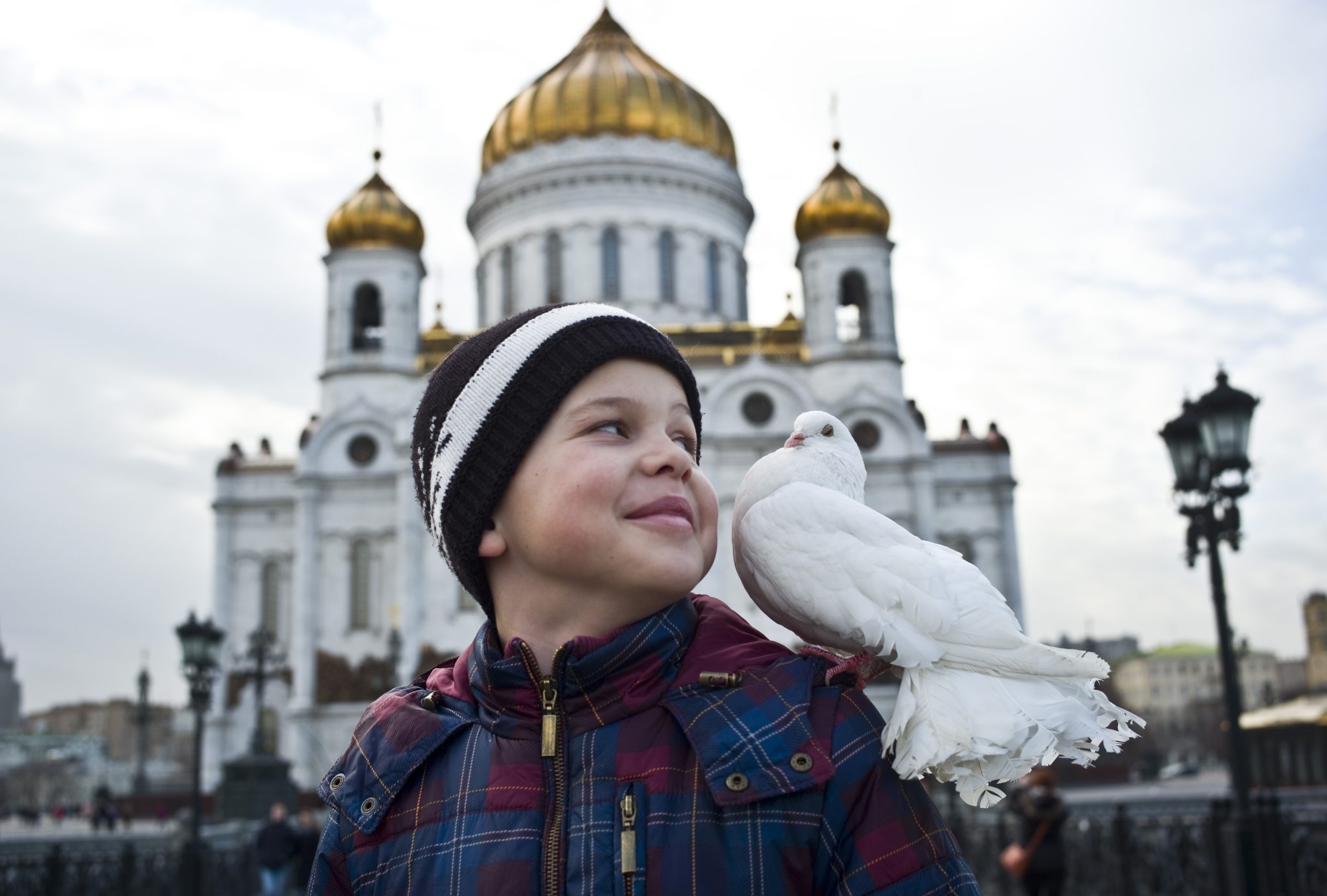 Женщина на фоне храма