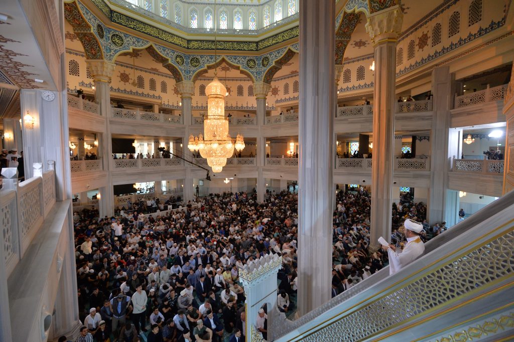 Верующие возносят молитву Всевышнему в столичной Соборной мечети во время празднования Курбан-байрама