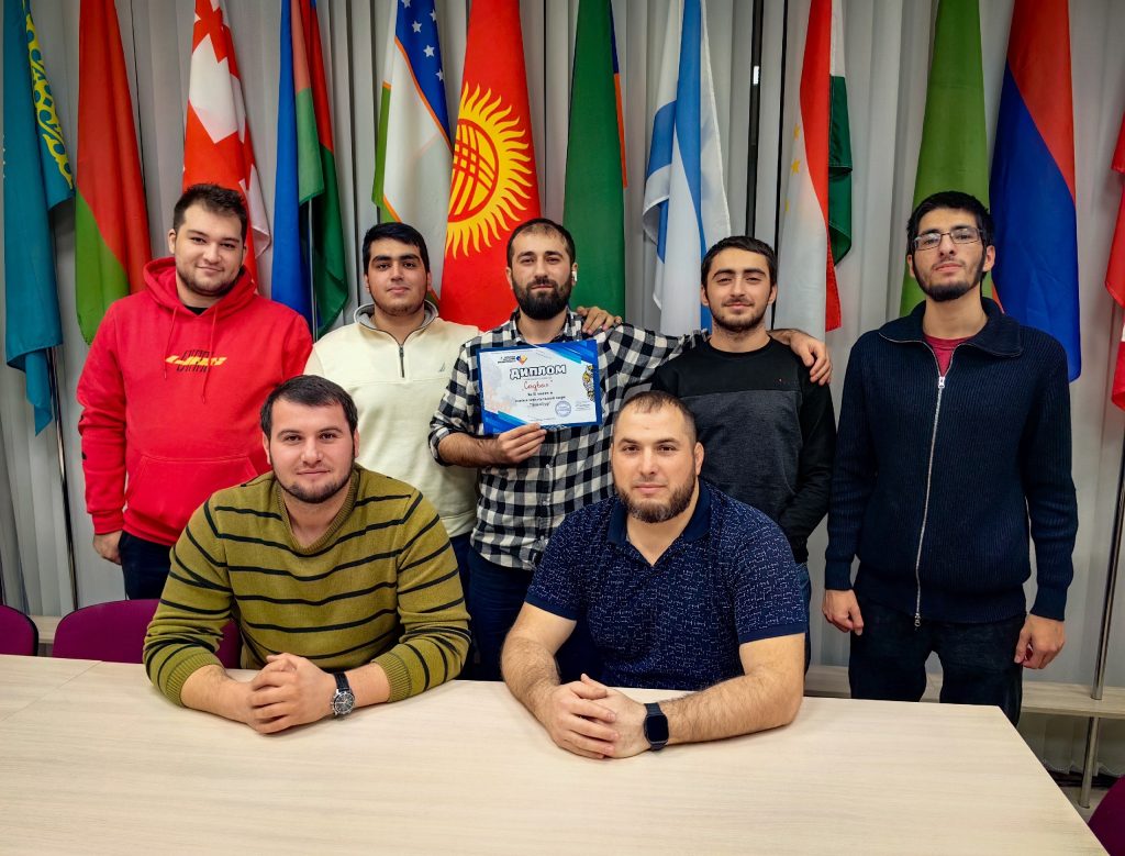 Команда победителей интеллектуальной игры ЭтноТур «Садвал» из Лезгинской общины. Игроки шести команд участвовали в нескольких раундах: «Флаги мира», «Богатый язык», «Достопримечательности мира», «Музыкальный тур»