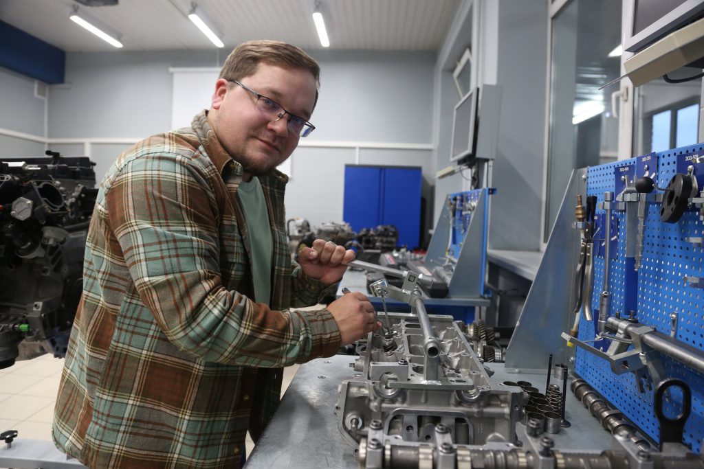 Преподаватель автомобильно-дорожного колледжа Василий Сухов выполняет рассухаривание клапанов двигателя