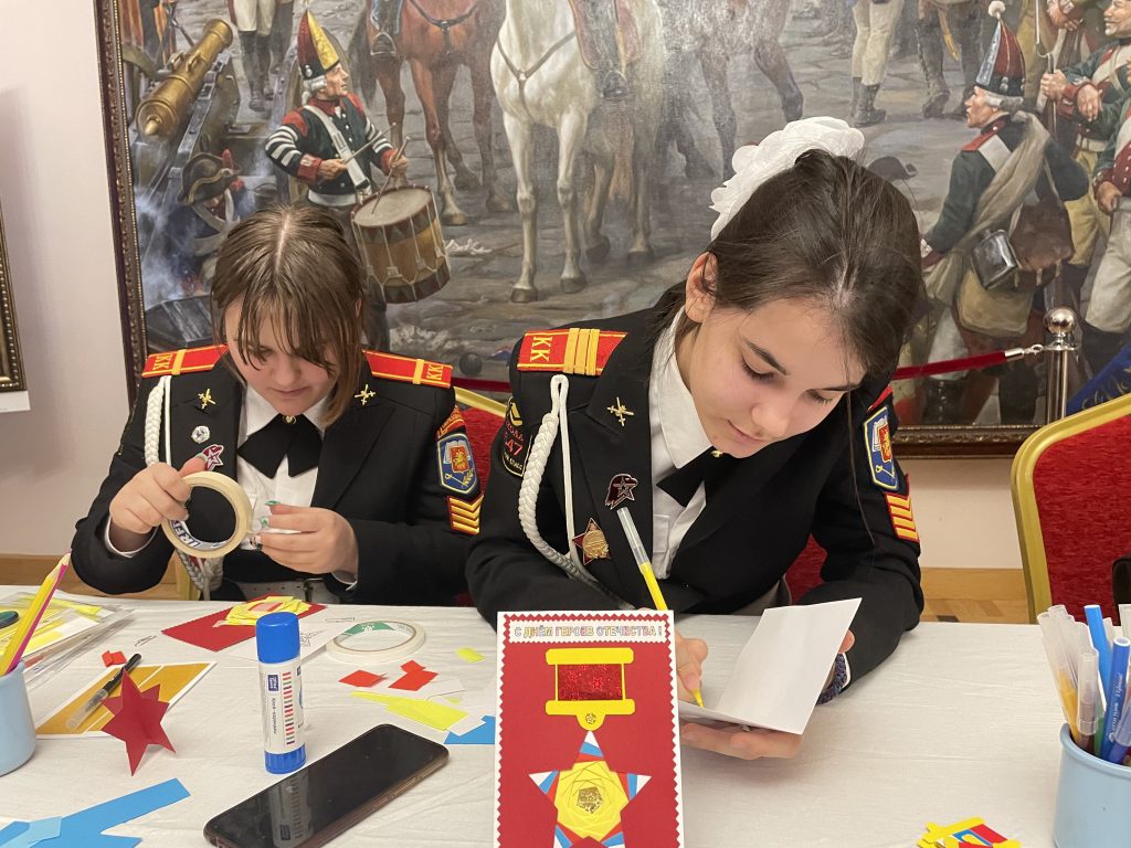 Кадеты московской школы № 1547 Анастасия Голунова (слева) и Ирина Карсакова делают открытки для участников СВО
