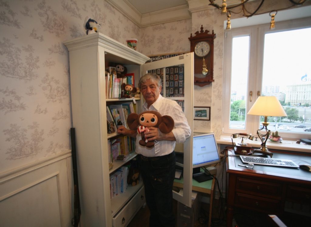 Писатель Эдуард Успенский со своим героем Чебурашкой у себя дома / Фото: РHOTOXPRESS.RU