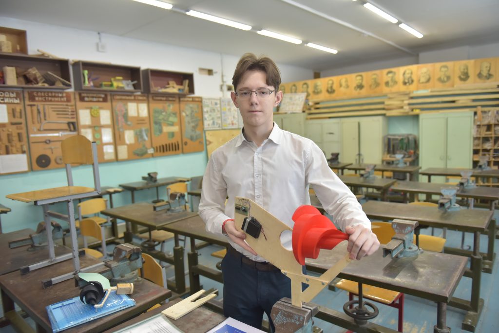 Ученик московской школы № 1591 Иван Леонтьев демонстрирует свое изобретение — модель ветрогенератора