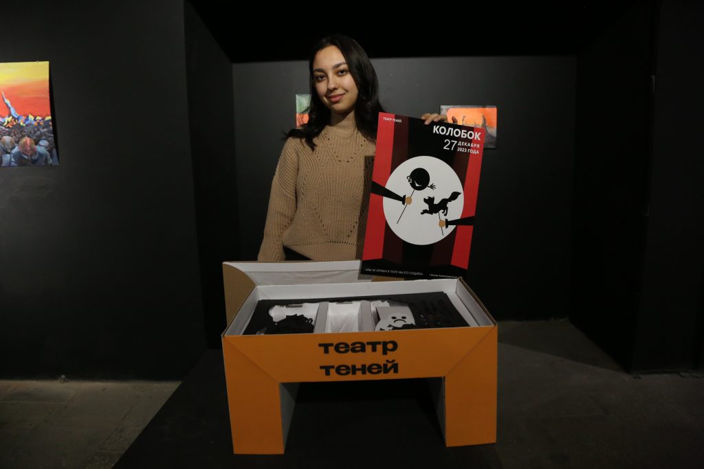 Студентка техникум Мадина Шодиева демонстрирует коробку со сказкой «Колобок»