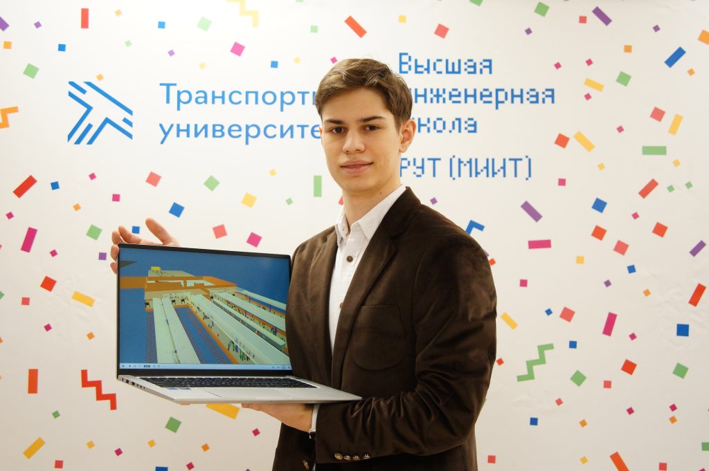 Студент 1-го курса МИИТа Артем Савин демонстрирует компьютерную модель Рижского вокзала
