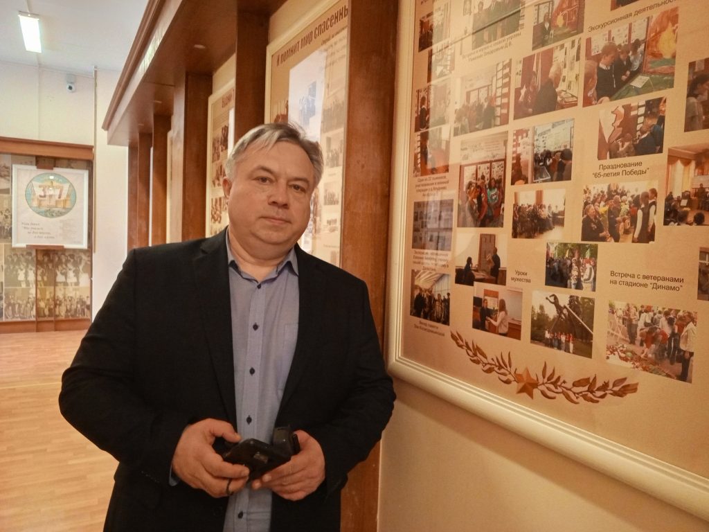 Ветеран Афганистана, писатель Игорь Алексеев преподнес в дар школьному музею одну из книг