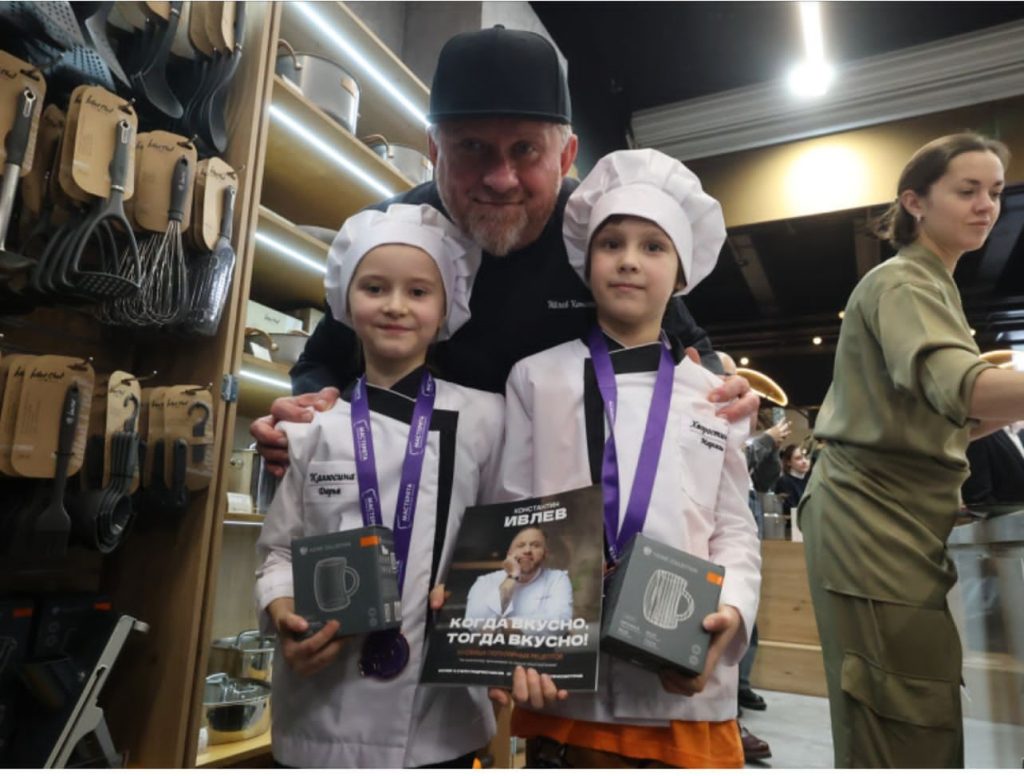 Команда второклассников приготовила обед из трех блюд и стала бронзовым призером Московского чемпионата «Мастерята» в компетенции «Поварское дело». 