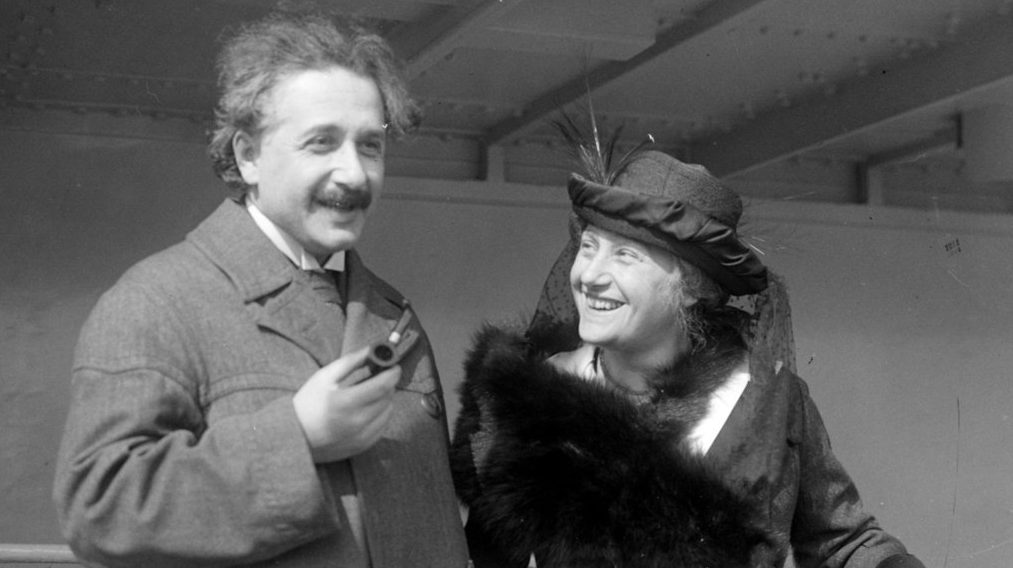 Альберт Эйнштейн со своей женой Эльзой на борту парохода «Роттердам», прибывающего в Нью-Йорк
