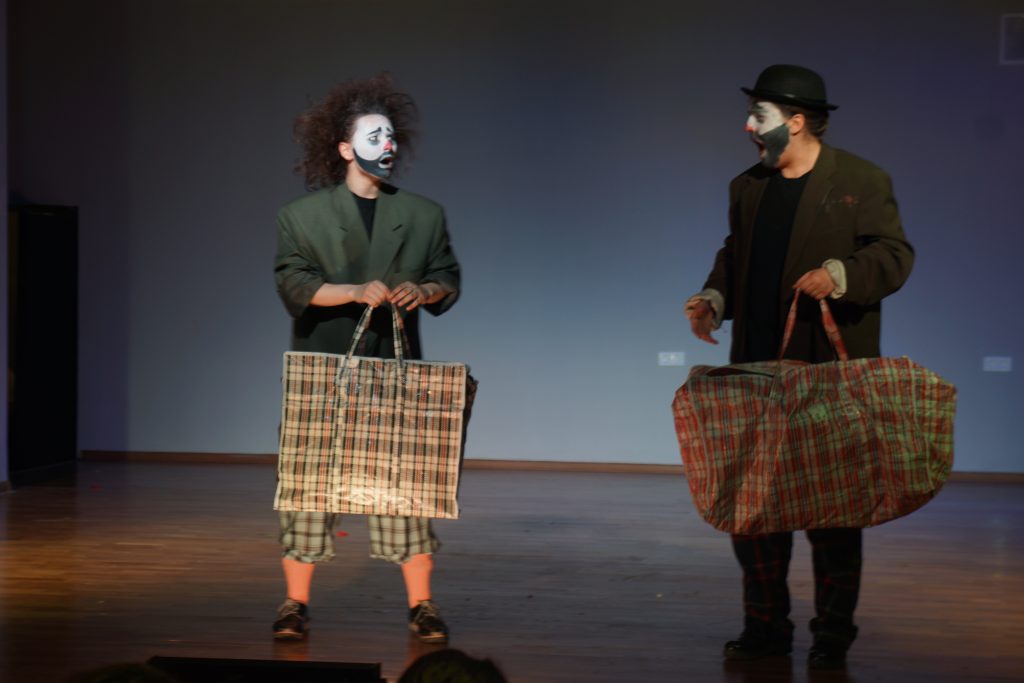 Студенты выступили в роли клоунов. Фото: Иван Отвагин