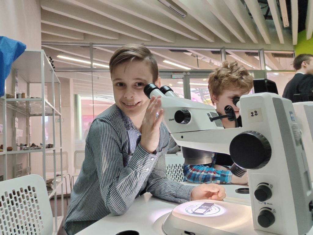 Участник мастер-класса в парке «Зарядье» Дмитрий Анциферов изучает под микроскопом ракушковых раков