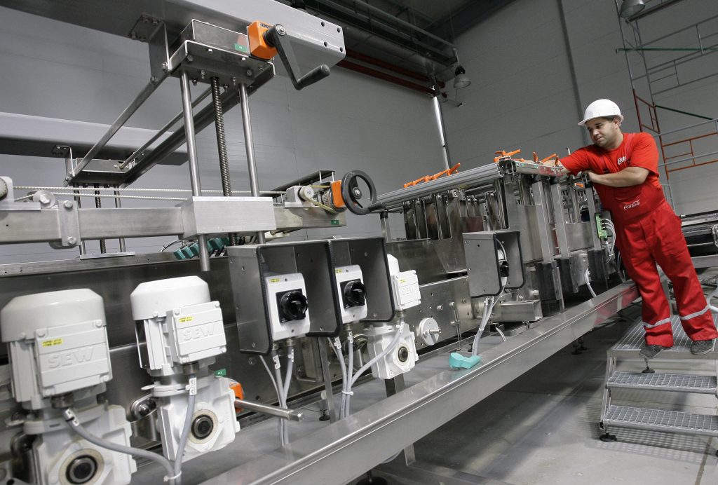 Настройка робототехники перед запуском линии розлива газированных напитков на крупнейшем в Европе заводе, построенном в Азовском районе Ростовской области