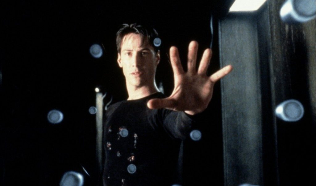 Кадр из фильма «Матрица» (1999). Главный герой Нео (Киану Ривз) подчиняет окружающую виртуальную реальность и останавливает пули
