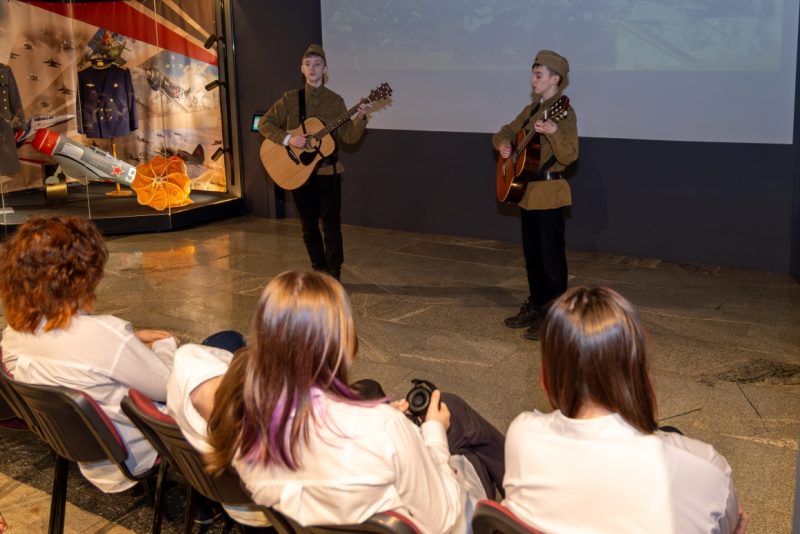 В Музее Победы школьники встретились с военным летчиком