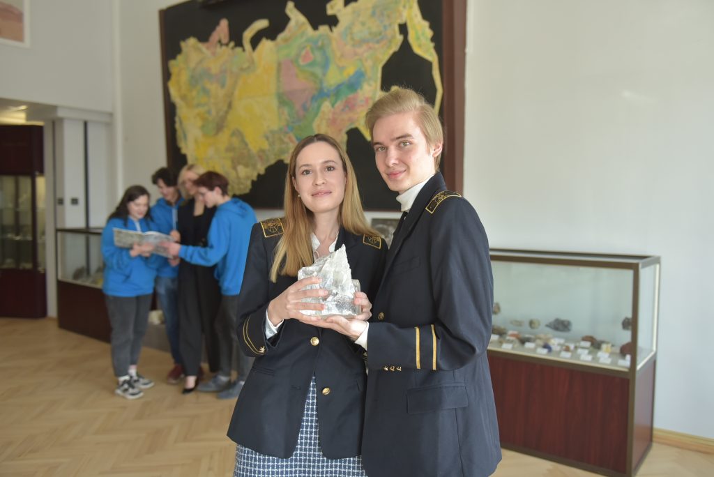 Студенты МГРИ Анна Шелементьева и Юрий Пустовалов показывают образец горной породы. Фото Натальи Феоктистовой
