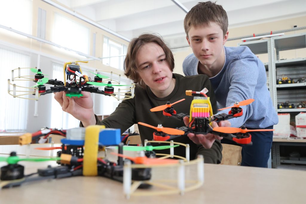 Школьники научатся управлять дронами