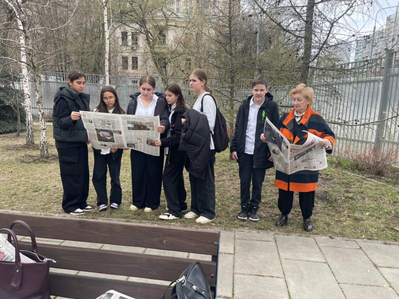 Читаем газету "Пресса в образовании" на лавочках Москвы