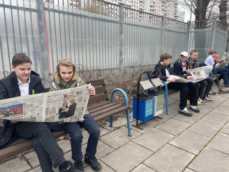 Читаем газету "Пресса в образовании" на лавочках Москвы