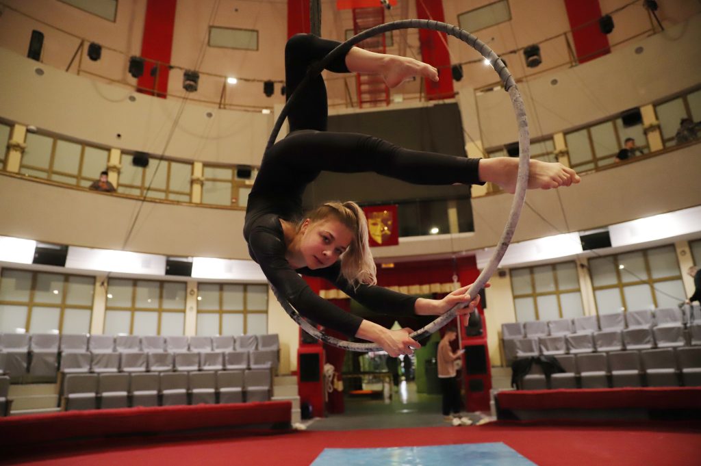 Студентка Училища циркового и эстрадного искусства воздушная гимнастка Мария Родионова отрабатывает трюк в обруче. Фото: Анатолий Цымбалюк