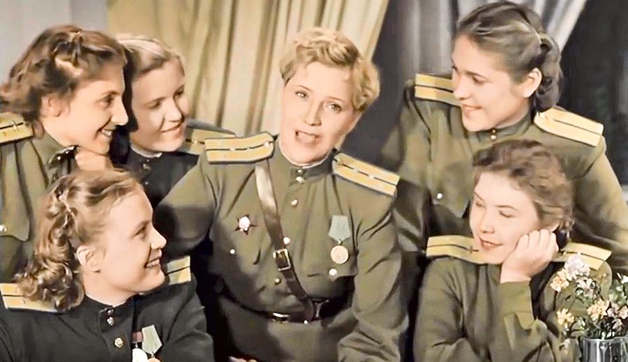 Кадр из фильма 1945 года «Небесный тихоход»