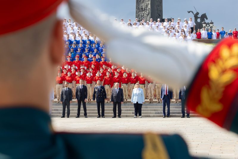 В День России государственный флаг торжественно подняли у Музея Победы на Поклонной горе