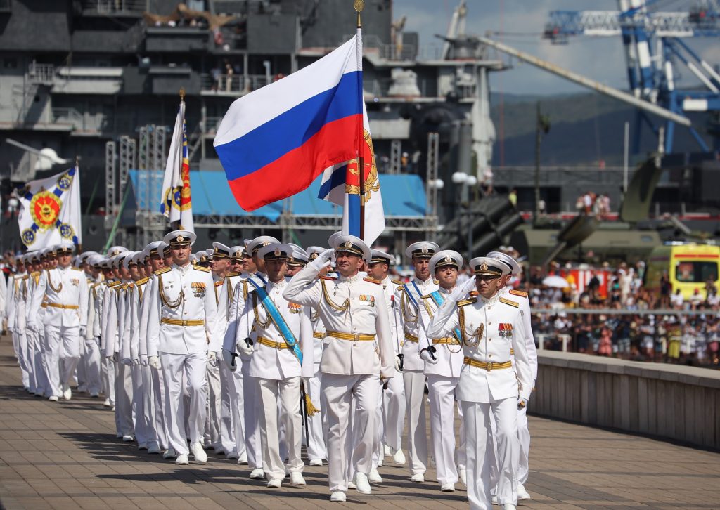 Моряки на торжественном параде, посвященном Дню Военно-морского флота, в Новороссийске. Виталий Тимкив / РИА Новости