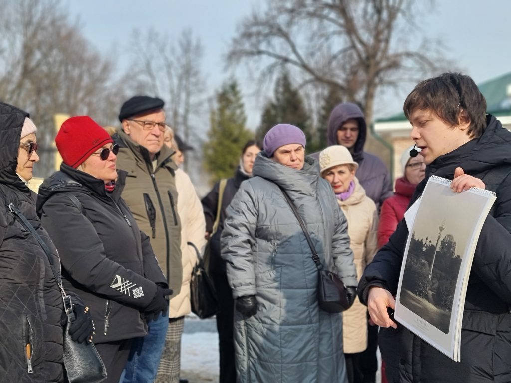 Парк «Фили». Экскурсовод Николай Даниленко (справа) рассказывает самые интересные факты о прошлом и настоящем колонны и особняка / Фото: Мария Штогрина